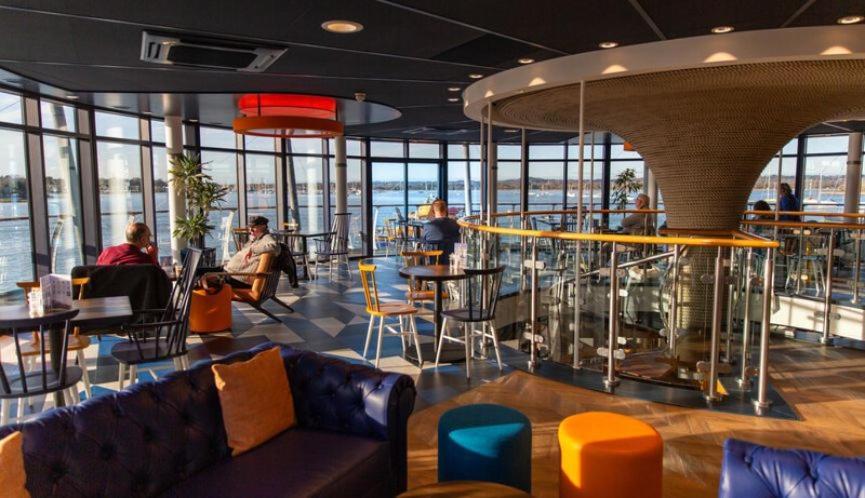 Rnli College 호텔 풀 외부 사진