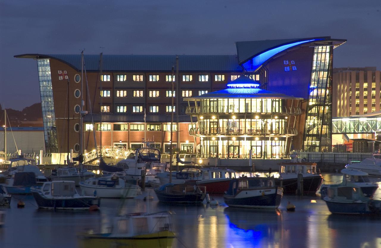 Rnli College 호텔 풀 외부 사진