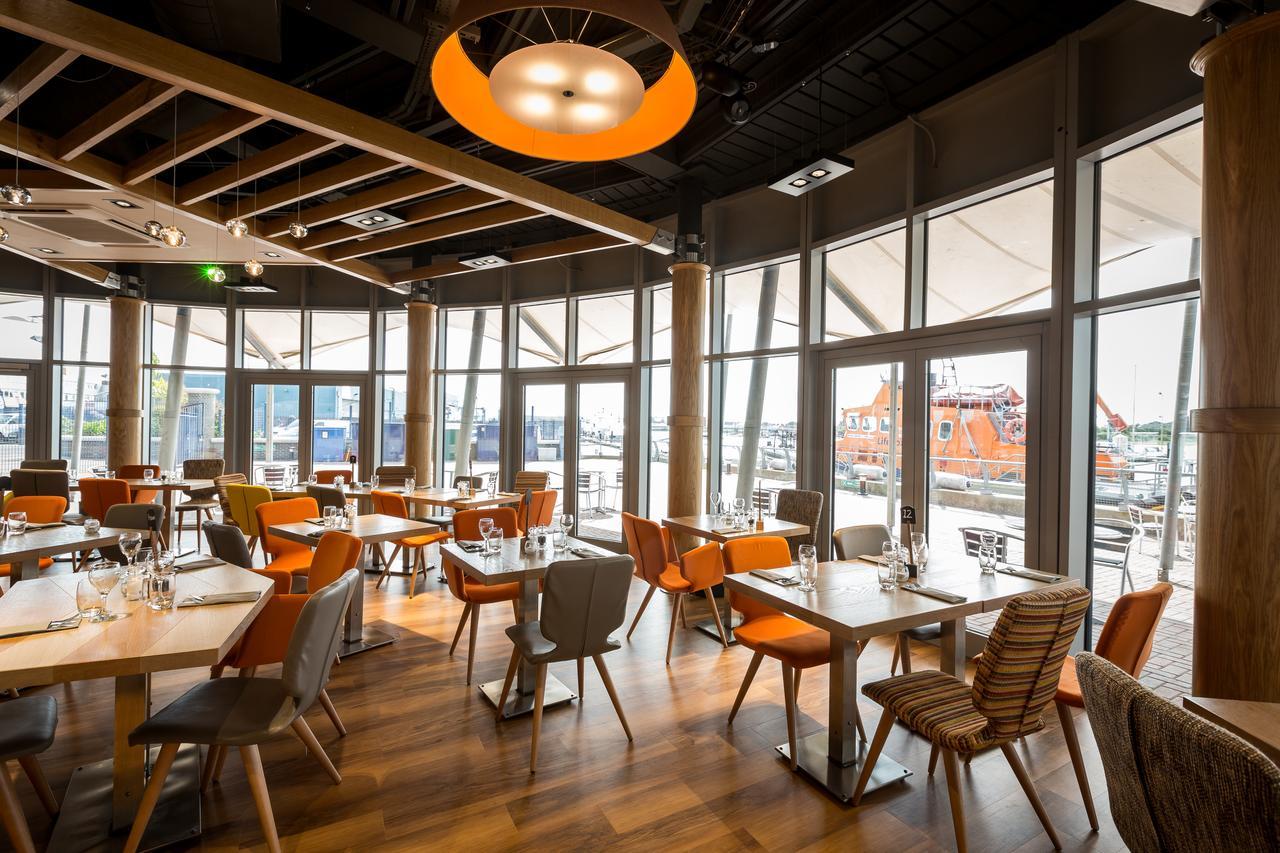 Rnli College 호텔 풀 외부 사진