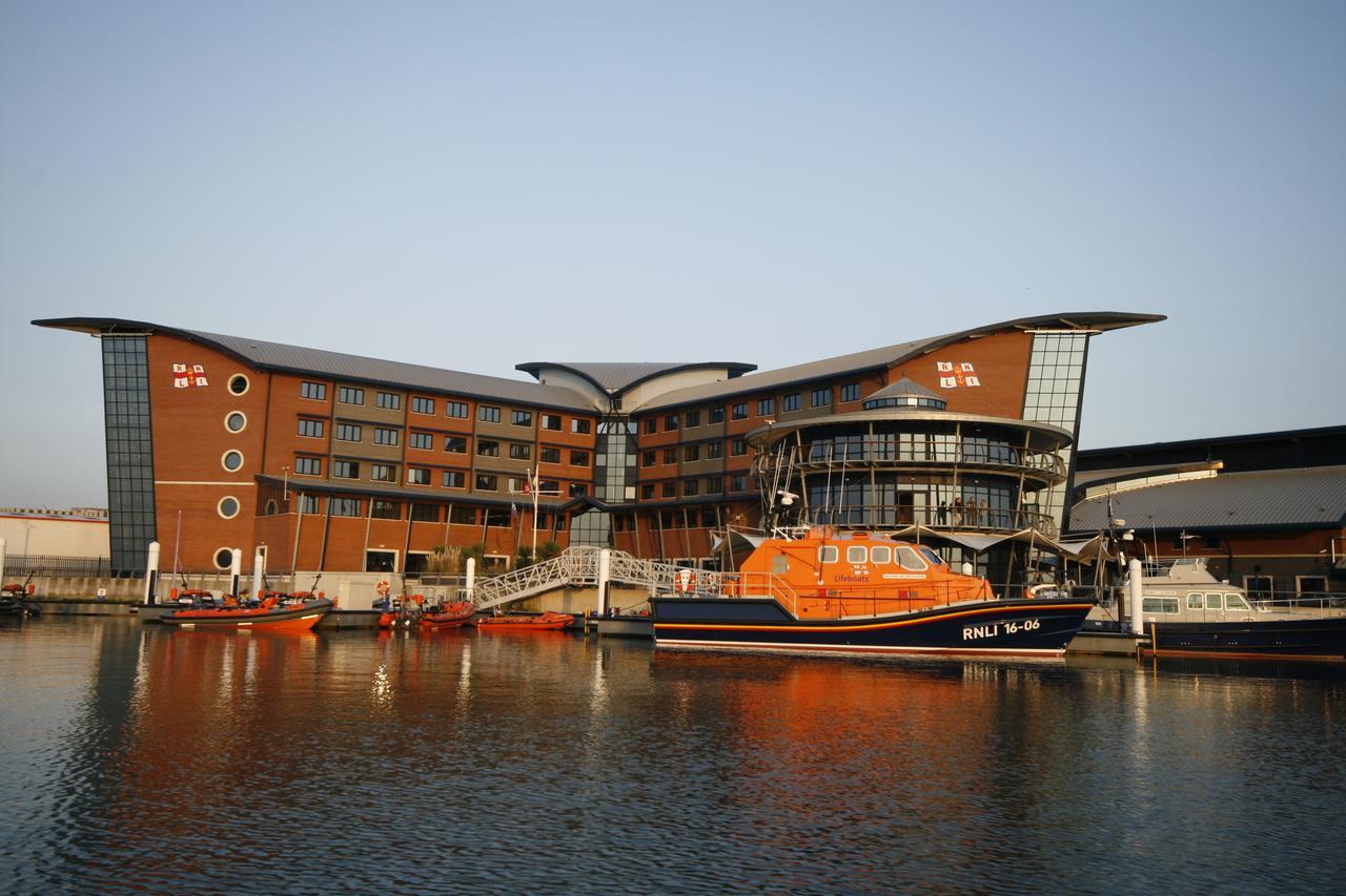 Rnli College 호텔 풀 외부 사진