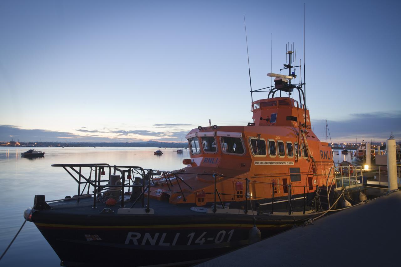 Rnli College 호텔 풀 외부 사진