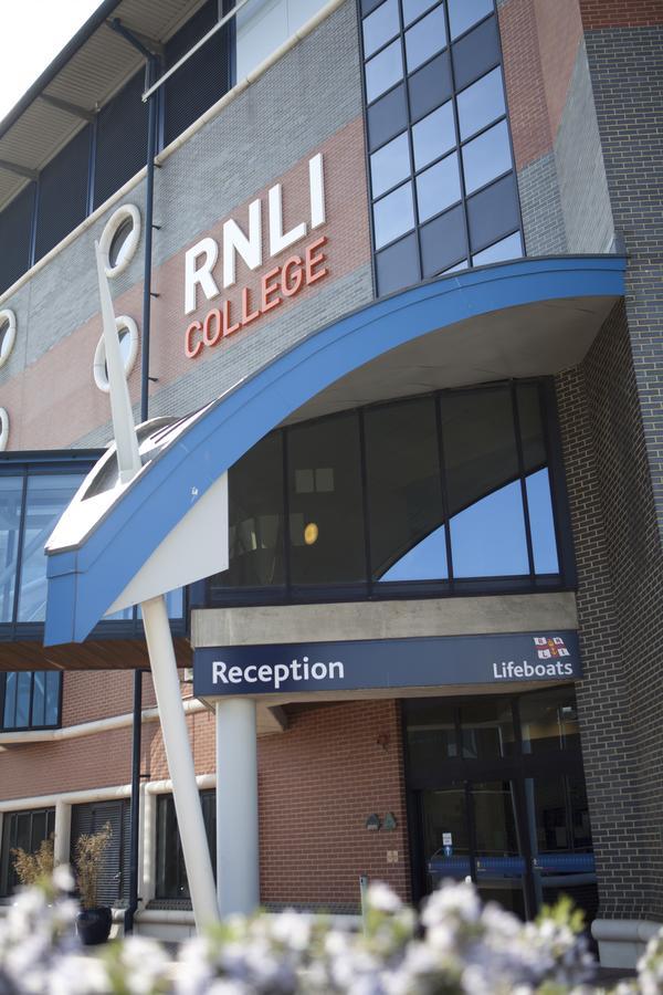Rnli College 호텔 풀 외부 사진