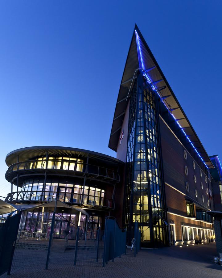 Rnli College 호텔 풀 외부 사진