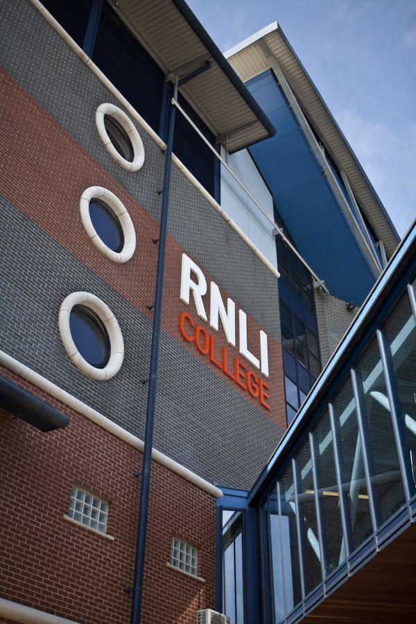 Rnli College 호텔 풀 외부 사진