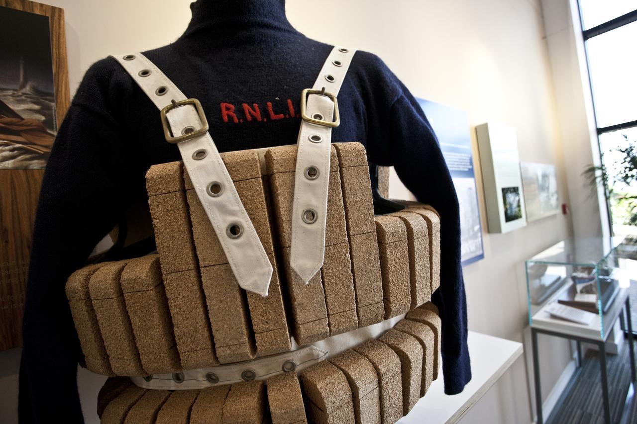 Rnli College 호텔 풀 외부 사진